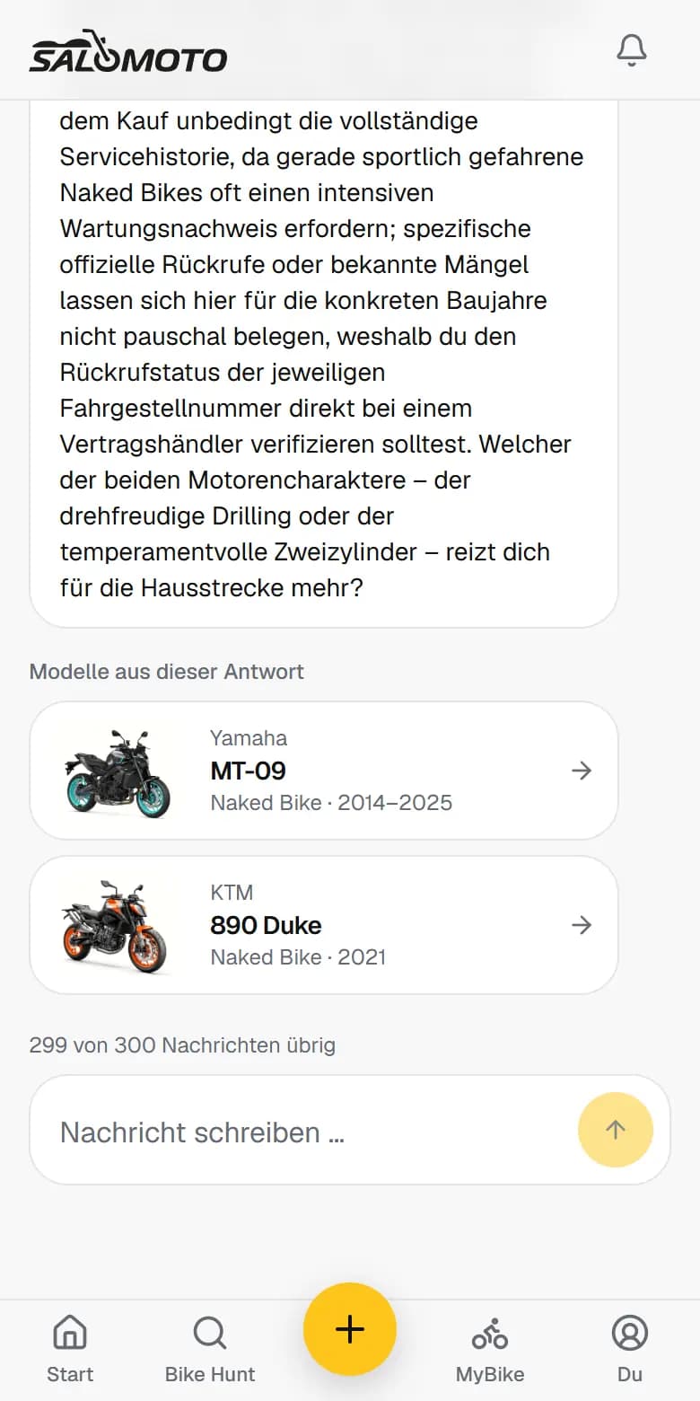 Bike Match im Gespräch mit Modellkarten aus dem Motorradkatalog